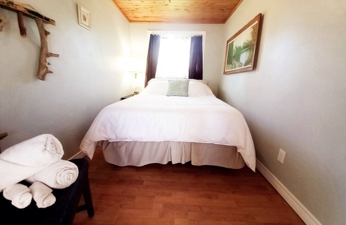 Howe Island Cabin | ☆7 Bdrm. Waterfront HIDEOUT☆ 1000 Islands GETAWAY☆