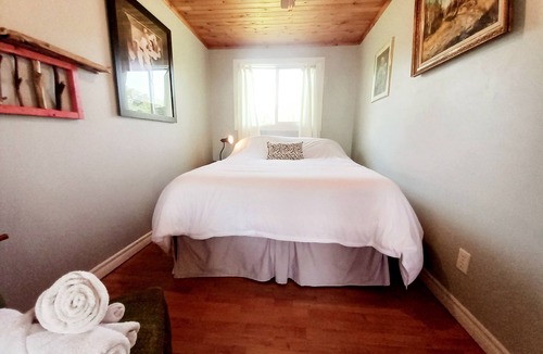 Howe Island Cabin | ☆7 Bdrm. Waterfront HIDEOUT☆ 1000 Islands GETAWAY☆