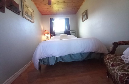 Howe Island Cabin | ☆7 Bdrm. Waterfront HIDEOUT☆ 1000 Islands GETAWAY☆