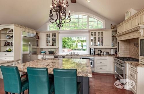 Oro-Medonte Cottage | 7 bed 8 bath cottage on Lake Simcoe, 730' Frontage, South Exposure!