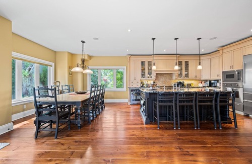 Innisfil House | 7 bed 5 bath Executive Home on Lake Simcoe