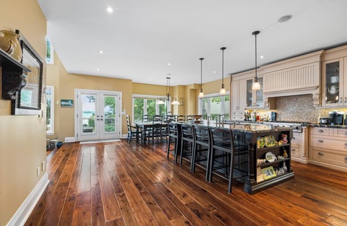 Innisfil House | 7 bed 5 bath Executive Home on Lake Simcoe