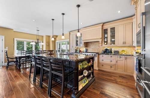 Innisfil House | 7 bed 5 bath Executive Home on Lake Simcoe