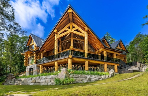 Gravenhurst Cottage | 7 bed 6 bath cottage on Lake Muskoka