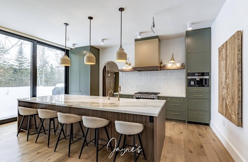 Seguin Cottage | 7 bed 7 bath cottage on Lake Joseph