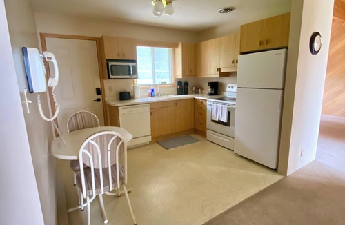 Kaministiquia House | 7-bed lakefront house with sauna, beach & boat launch — 15 min from Thunder Bay.