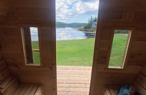 Kaministiquia House | 7-bed lakefront house with sauna, beach & boat launch — 15 min from Thunder Bay.