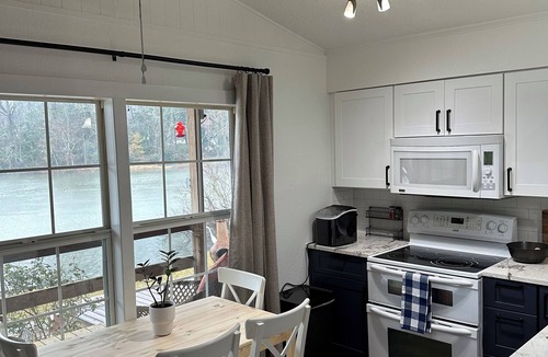 Goodrich Cottage | 7-Bed Pets Lakeside Cottage Perfect for Scrapbooking, Families & Retreats