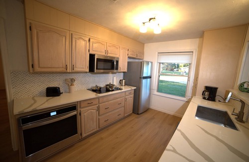 Murphy House | 7-bedroom huge house with pool, mini golf course, pickleball court & pool table.