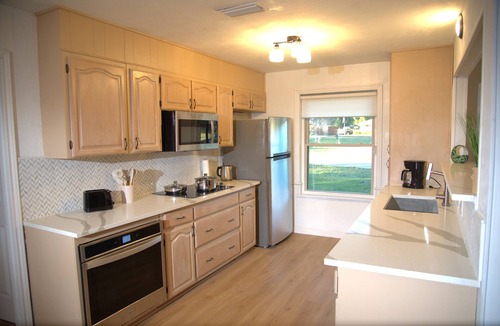 Murphy House | 7-bedroom huge house with pool, mini golf course, pickleball court & pool table.