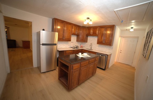 Murphy House | 7-bedroom huge house with pool, mini golf course, pickleball court & pool table.