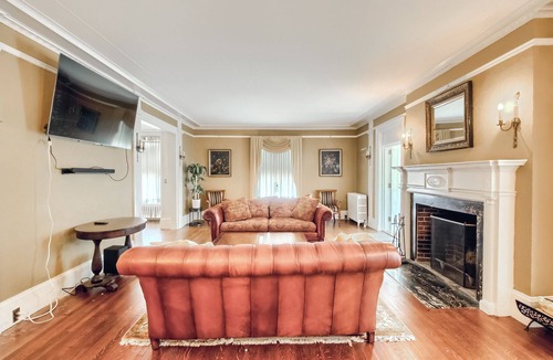 Waterbury House | 7 bedroom mansion with Elevator