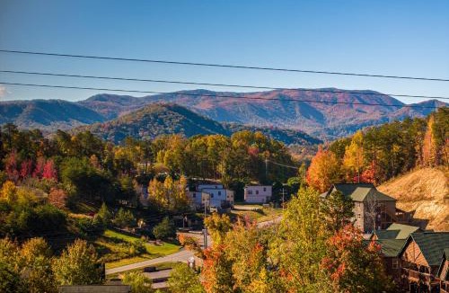 Pigeon Forge Ski Chalet | 7-Bedroom Mountain Lodge Near Dollywood with Hot Tub, Theater Room & Resort Pool