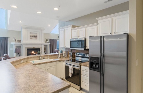 Camdenton Condo | 7 Bedroom Penthouse! - Pool Table & 2 Pools!
