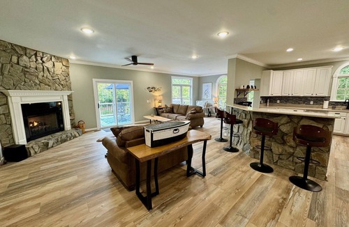 Bracey House | 7 Bedrooms-4 Kings, 7 Baths! Sleeps 20! Pool Table, Ping Pong & many water toys!