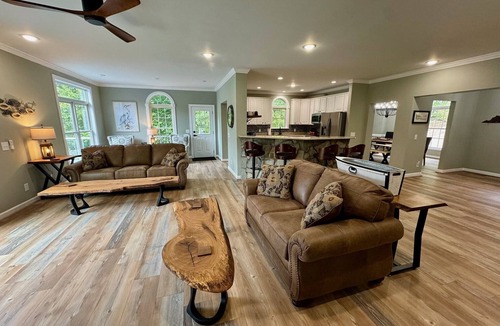 Bracey House | 7 Bedrooms-4 Kings, 7 Baths! Sleeps 20! Pool Table, Ping Pong & many water toys!
