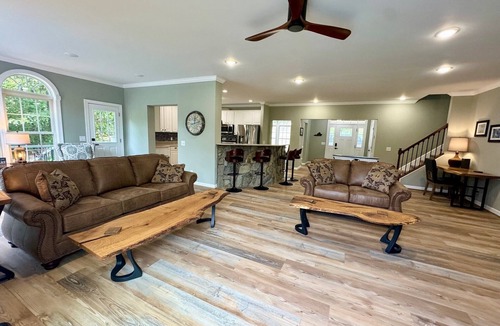 Bracey House | 7 Bedrooms-4 Kings, 7 Baths! Sleeps 20! Pool Table, Ping Pong & many water toys!