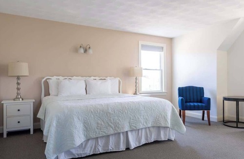 Middletown Hotel | #7 | Comfy Room w/King-bed