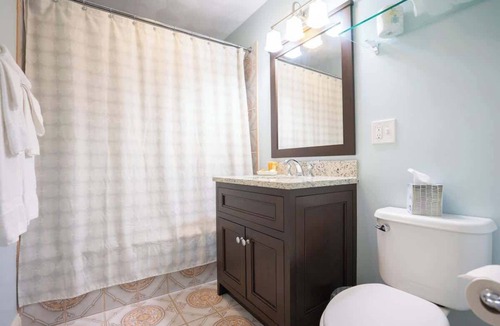 Middletown Hotel | #7 | Comfy Room w/King-bed