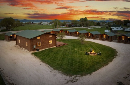 St. Charles Cabin | #7 Cowboy Cabin, Newly Remodeled! AC! New Beds! Sleeps 3