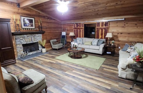 Guntersville Ski Chalet | 7. gorgeous creekfront lodge