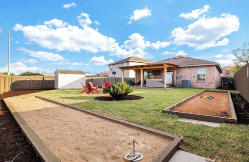 West San Antonio House | 7 mi Lackland BMT HotTub SeaWorld Bocce BIG Chess