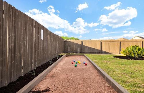 West San Antonio Villa | 7 mi Lackland BMT HotTub SeaWorld Bocce BIG CHESS