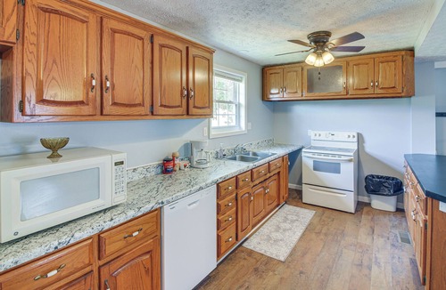 Glasgow House | 7 Mi to Barren River Lake: Quiet Getaway w/Yard!