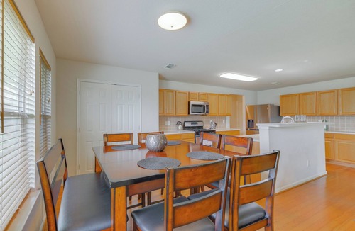 Baytown House | 7 Mi to Downtown Baytown: Spacious Home w/Yard
