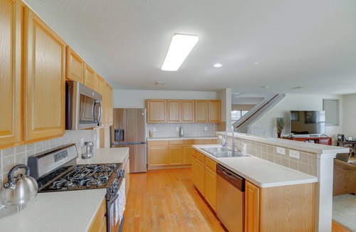 Baytown House | 7 Mi to Downtown Baytown: Spacious Home w/Yard