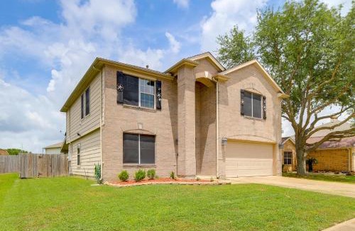 Baytown House | 7 Mi to Downtown Baytown: Spacious Home w/Yard