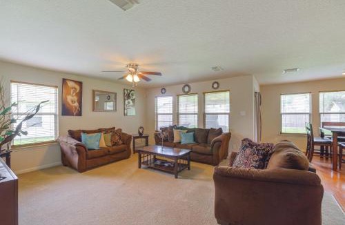 Baytown House | 7 Mi to Downtown Baytown: Spacious Home w/Yard