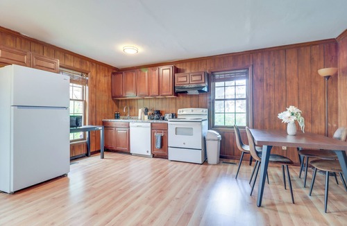 Bedford Apartment | 7 Mi to Downtown: Cozy West Toledo Apt w/Yard