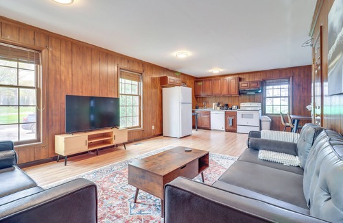 Bedford Apartment | 7 Mi to Downtown: Cozy West Toledo Apt w/Yard