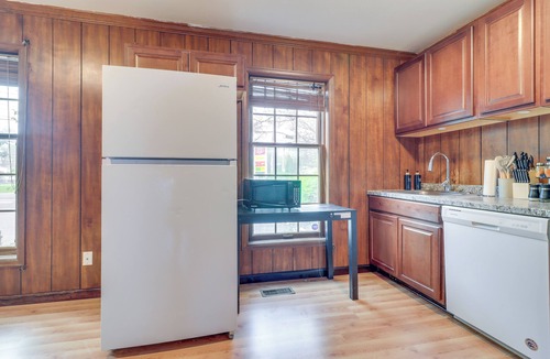 Bedford Apartment | 7 Mi to Downtown: Cozy West Toledo Apt w/Yard