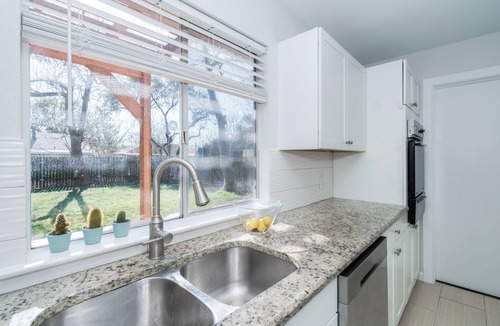 Austin House | 7 mi to DT✔house in 3B/2B✔2 king beds ❄shaded patio❤️pet friendly& garage park