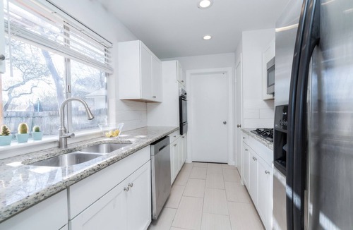 Austin House | 7 mi to DT✔house in 3B/2B✔2 king beds ❄shaded patio❤️pet friendly& garage park
