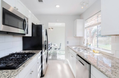 Austin House | 7 mi to DT✔house in 3B/2B✔2 king beds ❄shaded patio❤️pet friendly& garage park