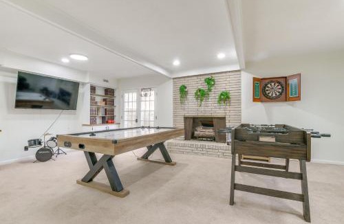 Durham House | 7 Mi to Dtwn Durham: Home w/Hot Tub & Game Room!