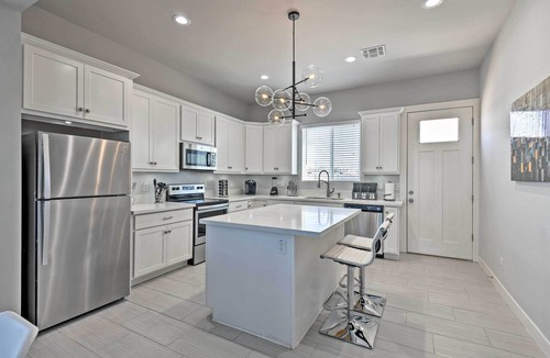 Alhambra House | 7 Mi to Dtwn Phoenix: Group-Friendly Getaway