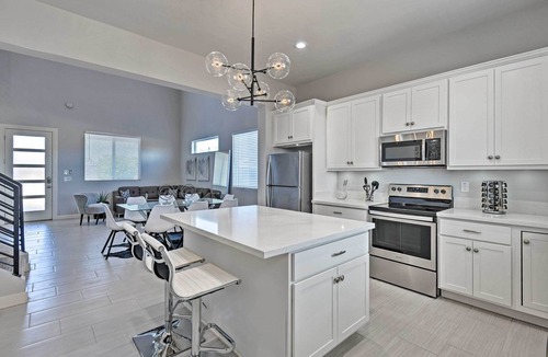 Alhambra House | 7 Mi to Dtwn Phoenix: Group-Friendly Getaway