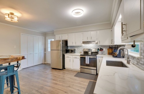 North Raleigh House | 7 Mi to Dtwn Raleigh: Townhome w/Deck!