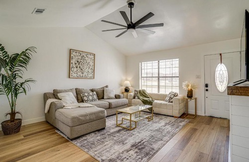 Bridgeport House | 7 Mi to Lake Bridgeport: Home w/Yard & Grill!