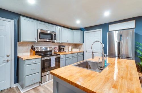 McComb House | 7 Mi to Lake Tangipahoa: McComb Home w/Deck!