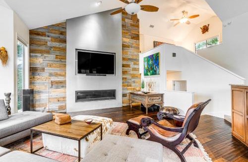 Peyton Brook At Rob Roy House | 7 Mi to Zilker Park: Oasis w/Pool & Patio
