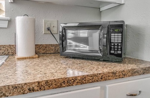 Midwest City House | 7 mil->Softball HOF-Near Tinker AFB- Full Kitchen-Fenced Bkyd-Garage-W/D-Dogs