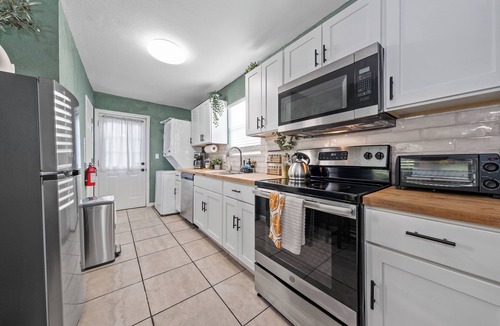 Eastside Promise Neighborhood House | 7 MIN DT Riverwalk, Pearl,Frost Center & Ft Sam, BAMC-pet friendly!