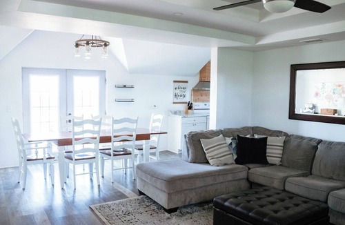 Williamstown House | 7 Min to Ark! - Fire Pit - Sleeps 11