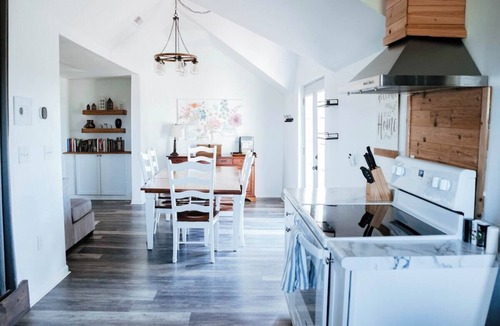 Williamstown House | 7 Min to Ark! - Fire Pit - Sleeps 11