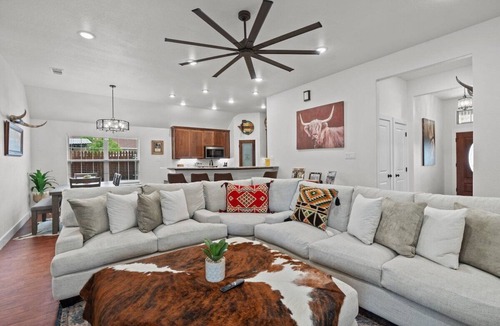Fort Worth House | 7 min to Stockyards: Spacious, Cozy & Stylish Home